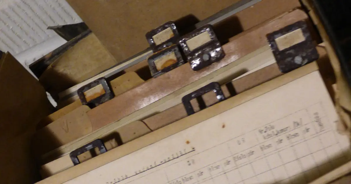 מגירת ארכיון ישנה עם כרטיסיות ותיקים מסודרים